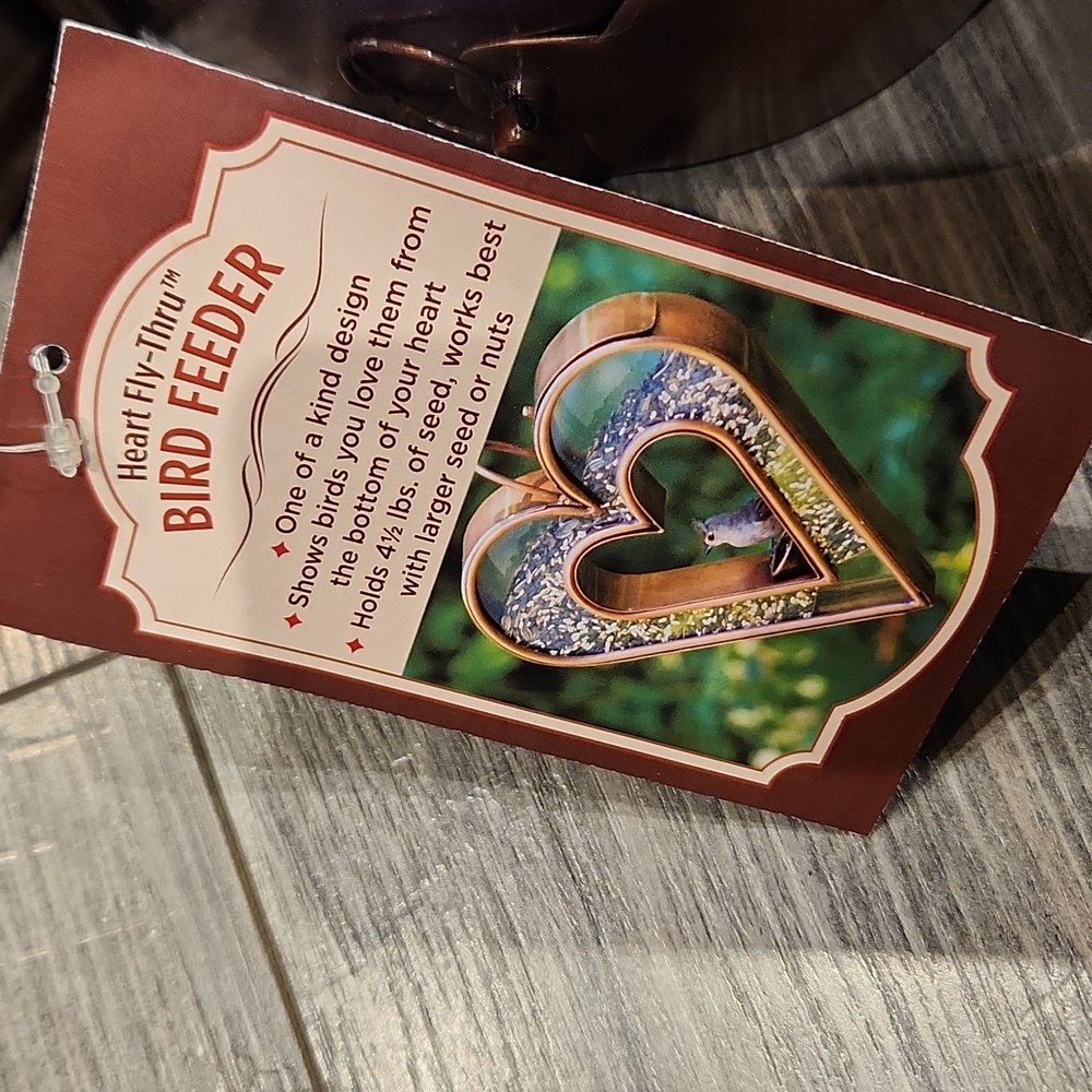 NWT Heart Fly-Thru Heart Shaped Bird Feeder holds 4 1/2 lbs. of seeds - Picture 3 of 6